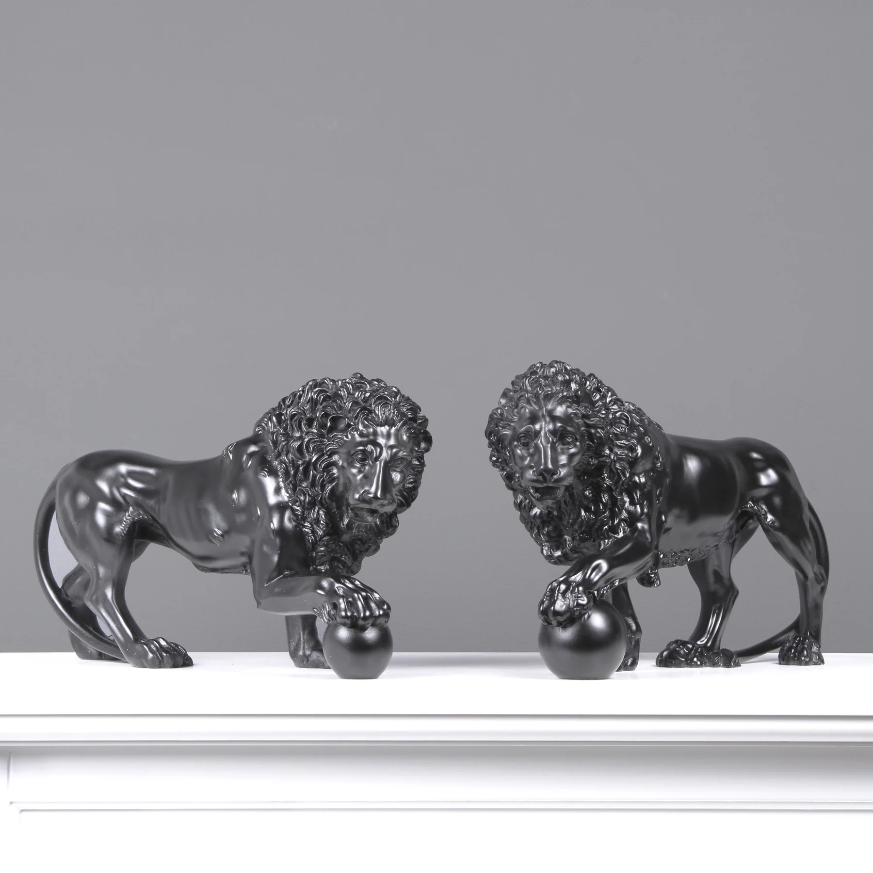 005-black-medici-lions-statue-in-pair-SCRO4401220_1800x1800